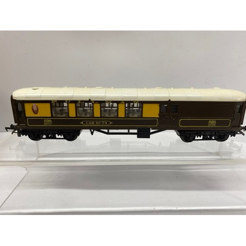 156 - 14 OO gauge Coaches, various liveries Pullman, GWR, 4 Pullman Chocolate/Grey all with tables & lamps... 