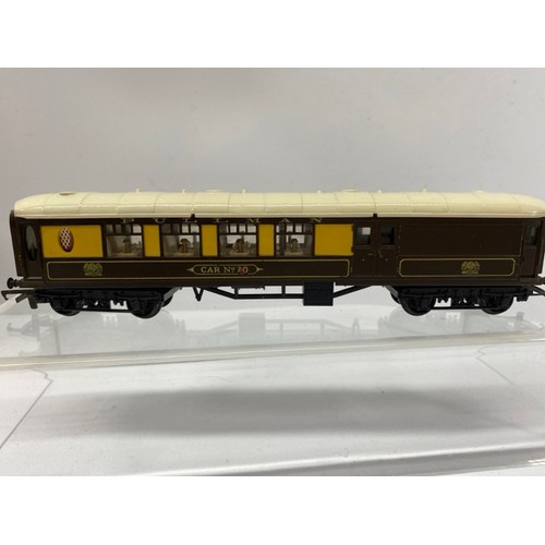 156 - 14 OO gauge Coaches, various liveries Pullman, GWR, 4 Pullman Chocolate/Grey all with tables & lamps... 