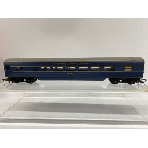 156 - 14 OO gauge Coaches, various liveries Pullman, GWR, 4 Pullman Chocolate/Grey all with tables & lamps... 