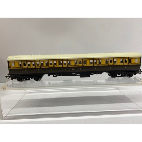 156 - 14 OO gauge Coaches, various liveries Pullman, GWR, 4 Pullman Chocolate/Grey all with tables & lamps... 