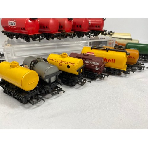 158 - 23 Tank Wagons OO gauge, Rolling stock for Total(1) , Texaco(7), Shell(4), Gulf(1), Amoco(2), United... 