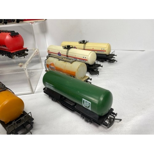 158 - 23 Tank Wagons OO gauge, Rolling stock for Total(1) , Texaco(7), Shell(4), Gulf(1), Amoco(2), United... 