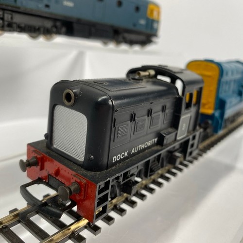 136 - Two BR Diesel Locos and Dock Authority Shunter OO Gauge Unboxed
Lima BR Class 33 Diesel Locomotive D... 