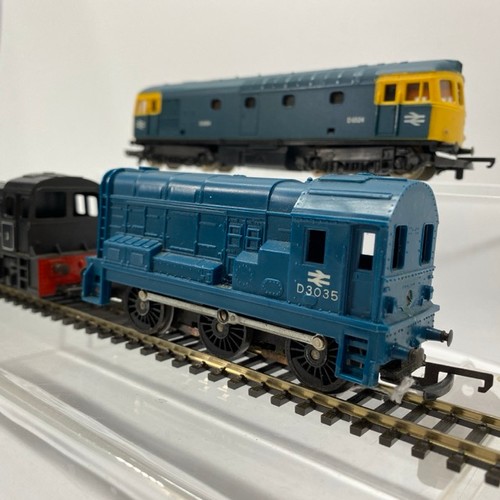 136 - Two BR Diesel Locos and Dock Authority Shunter OO Gauge Unboxed
Lima BR Class 33 Diesel Locomotive D... 