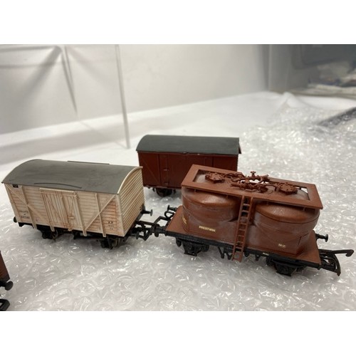 122 - 12 OO Gauge Rolling-stock, four boxed and seven unboxed. Includes kit-built highly detailed Prestwin... 