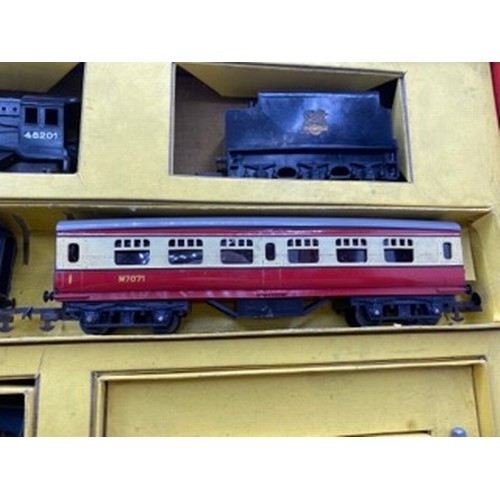 171 - Triang Railways R1X Passenger Train set OO gauge, includes Princess Elizabeth Loco and Tender, Set N... 