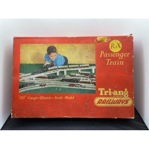 171 - Triang Railways R1X Passenger Train set OO gauge, includes Princess Elizabeth Loco and Tender, Set N... 