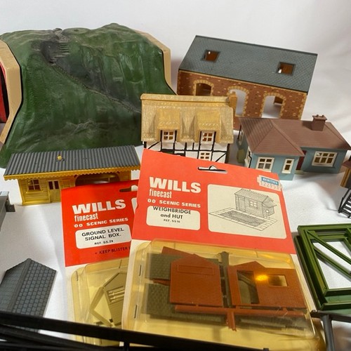 188 - Selection of OO gauge scenic items and building, including station platform, tunnel, engine shed, si... 