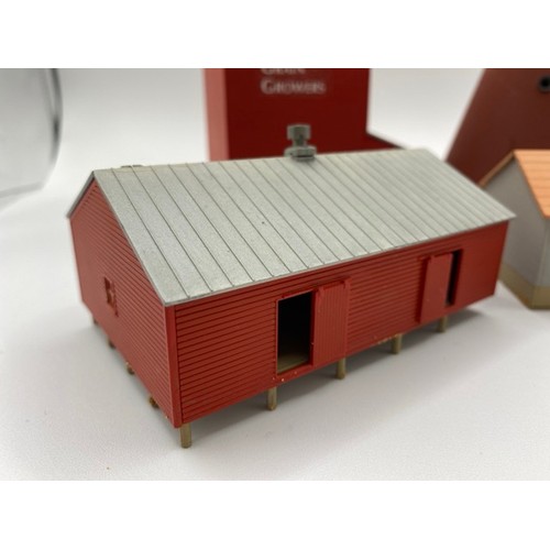 176 - Walthers HO scale North American buildings of plastic construction, some signs of adhesive (5) 200g