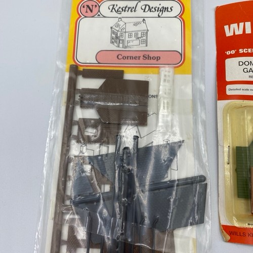 190 - N scale kits, Corner shop, Steel trestle kit, domestic windows and OO scale domestic garage, sealed ... 