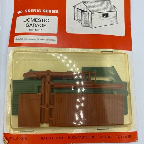 190 - N scale kits, Corner shop, Steel trestle kit, domestic windows and OO scale domestic garage, sealed ... 