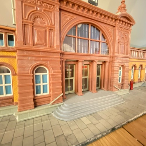 173 - An epic Railway station scene pre-built and ready for your layout, Kibri 39373 Bahnhofbonn HO/OO gau... 