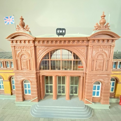 173 - An epic Railway station scene pre-built and ready for your layout, Kibri 39373 Bahnhofbonn HO/OO gau... 