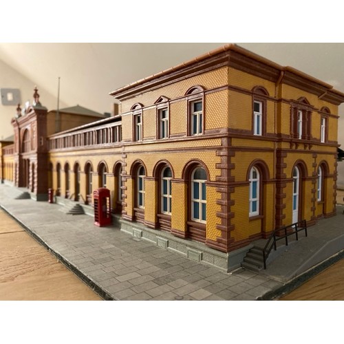 173 - An epic Railway station scene pre-built and ready for your layout, Kibri 39373 Bahnhofbonn HO/OO gau... 