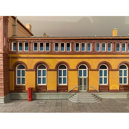 173 - An epic Railway station scene pre-built and ready for your layout, Kibri 39373 Bahnhofbonn HO/OO gau... 