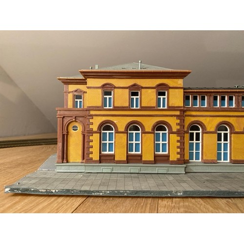 173 - An epic Railway station scene pre-built and ready for your layout, Kibri 39373 Bahnhofbonn HO/OO gau... 