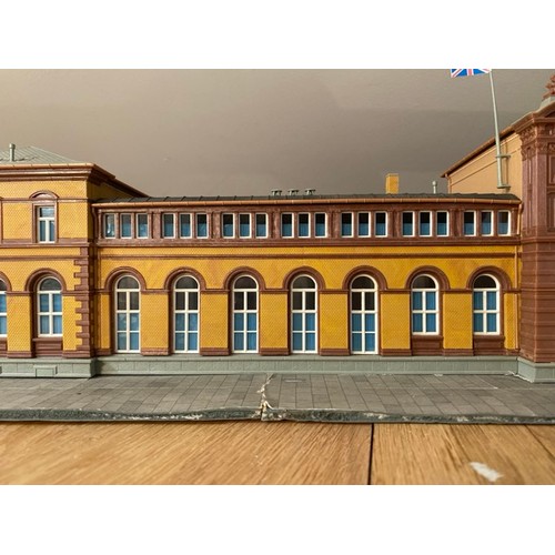 173 - An epic Railway station scene pre-built and ready for your layout, Kibri 39373 Bahnhofbonn HO/OO gau... 