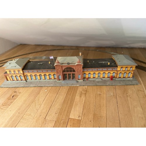 173 - An epic Railway station scene pre-built and ready for your layout, Kibri 39373 Bahnhofbonn HO/OO gau... 