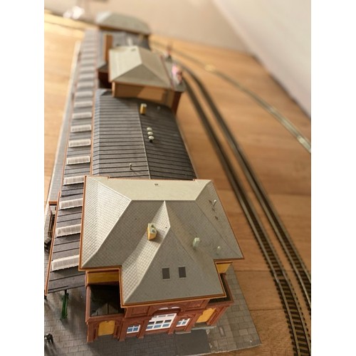 173 - An epic Railway station scene pre-built and ready for your layout, Kibri 39373 Bahnhofbonn HO/OO gau... 