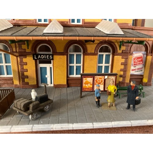 173 - An epic Railway station scene pre-built and ready for your layout, Kibri 39373 Bahnhofbonn HO/OO gau... 