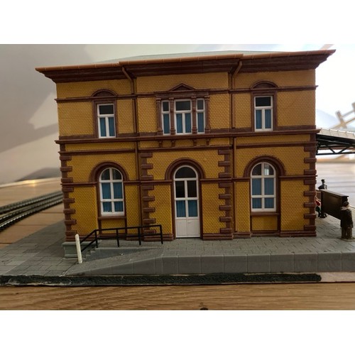 173 - An epic Railway station scene pre-built and ready for your layout, Kibri 39373 Bahnhofbonn HO/OO gau... 