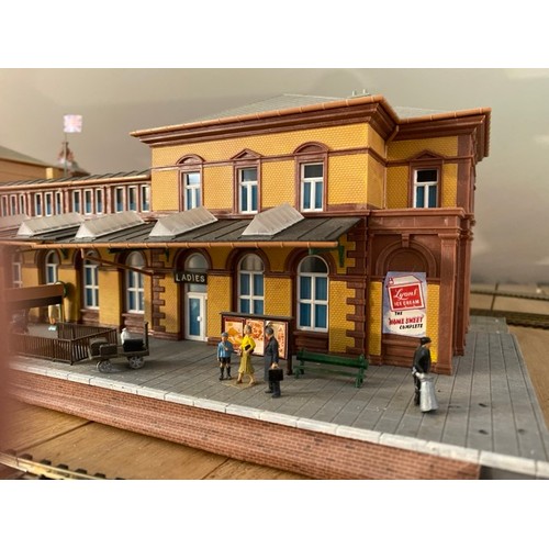 173 - An epic Railway station scene pre-built and ready for your layout, Kibri 39373 Bahnhofbonn HO/OO gau... 