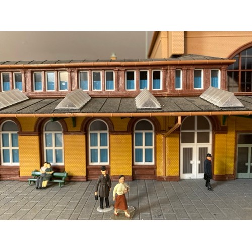 173 - An epic Railway station scene pre-built and ready for your layout, Kibri 39373 Bahnhofbonn HO/OO gau... 