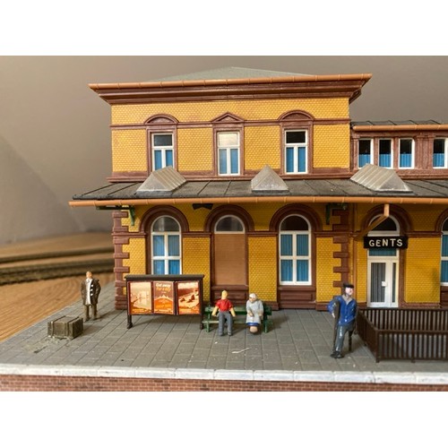 173 - An epic Railway station scene pre-built and ready for your layout, Kibri 39373 Bahnhofbonn HO/OO gau... 