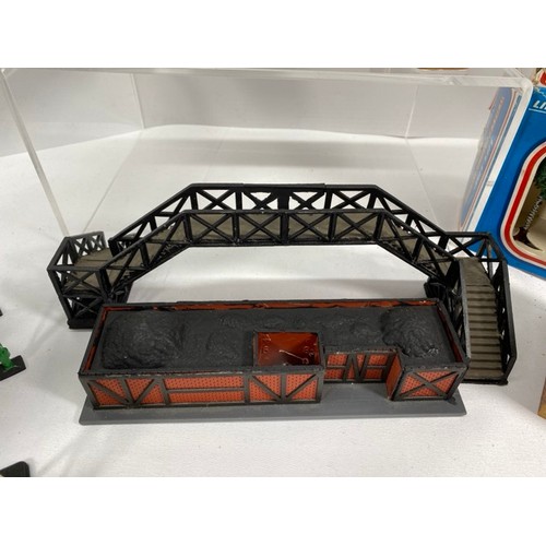 178 - Nine Scenic OO gauge Model Railway items, includes Footbridges (2), Water Tower, Signal Gantry, Horn... 