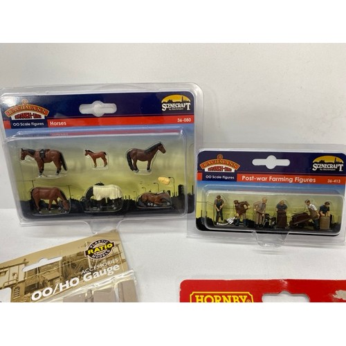 181 - New in Sealed Packaging Model Railway scenic items OO gauge, P&D Marsh Models (5) Porter Luggage Bar... 