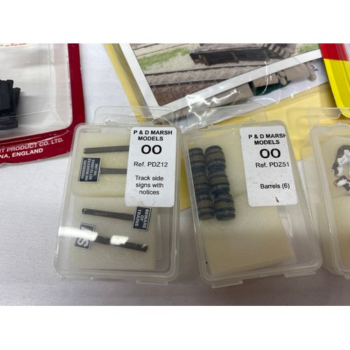 181 - New in Sealed Packaging Model Railway scenic items OO gauge, P&D Marsh Models (5) Porter Luggage Bar... 