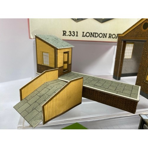 183 - Hornby R.331 London Road Station boxed with two Complimenting Card Buildings and Platform, some Trac... 