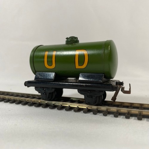 221 - Trix Twin Tank wagons (5), 640 Esso Good box, Shell lubricating oil, Green UD tank, 689 Texaco olil ... 