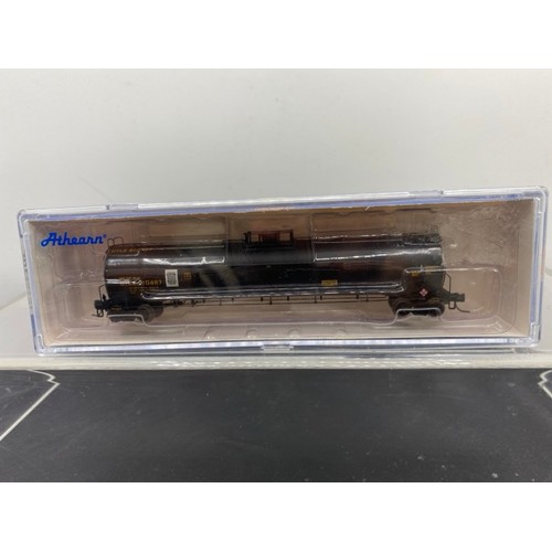 260 - N gauge Rolling Stock - Athearn 23528 UTC 33k LPG tank car, Roundhouse Husky Stack 8476 SP, Con-Cor ... 