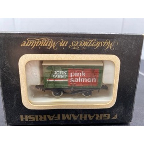 307 - Graham Farish 'N Gauge' Coaches and Wagons, includes 0646 Pullman Diner, 0643 Pullman Diner Golden A... 