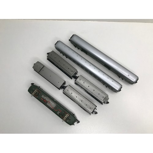 328 - Z Gauge/Scale Marklin mini-club 8857 DB BR 151022-1 Electric Locomotive and matching colour Rake of ... 