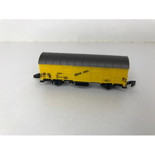 333 - Z Gauge/Scale Marklin mini-club 8854 DB 103 113-7 Electric Locomotive and train of Ten Wagons and Ta... 