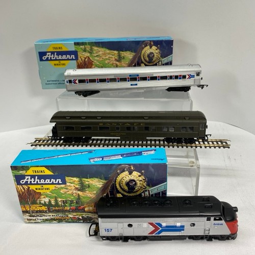 350 - Athearn HO Locomotive, with Amtrak 5221 (F) and Sante Fe Observation coach (F) , Loco tested Runner,... 