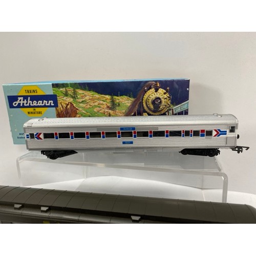 350 - Athearn HO Locomotive, with Amtrak 5221 (F) and Sante Fe Observation coach (F) , Loco tested Runner,... 