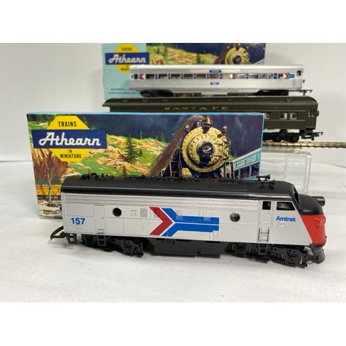 350 - Athearn HO Locomotive, with Amtrak 5221 (F) and Sante Fe Observation coach (F) , Loco tested Runner,... 