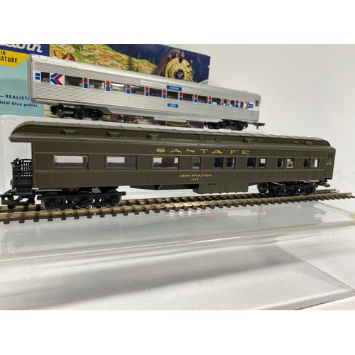 350 - Athearn HO Locomotive, with Amtrak 5221 (F) and Sante Fe Observation coach (F) , Loco tested Runner,... 