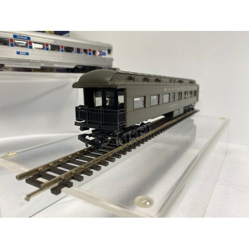 350 - Athearn HO Locomotive, with Amtrak 5221 (F) and Sante Fe Observation coach (F) , Loco tested Runner,... 