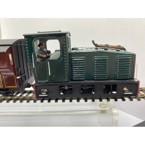 366 - Green & maroon 0-6-0 On16.5 type loco with driver, four coaches and brake wagon (1:43.5 scale) runs ... 