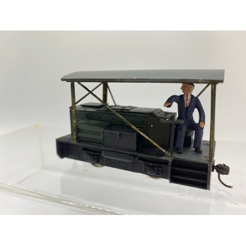 373 - Two interesting On16.5 locomotives of plastic construction each with driver(s). (1:43.5 scale) runs ... 