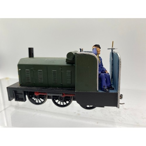 373 - Two interesting On16.5 locomotives of plastic construction each with driver(s). (1:43.5 scale) runs ... 