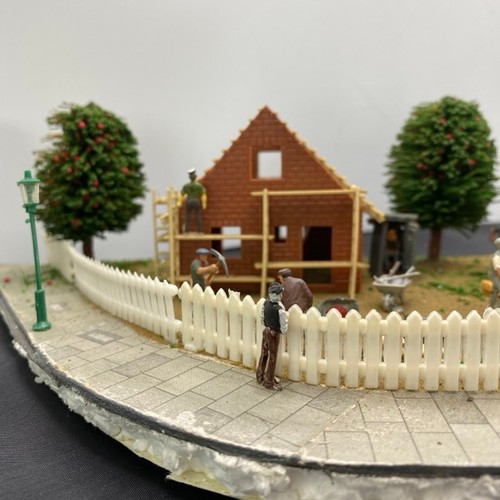 196 - Diorama 'NIMBY' depicting suburban street scene with house and new build next door (1/76 scale), 55x... 