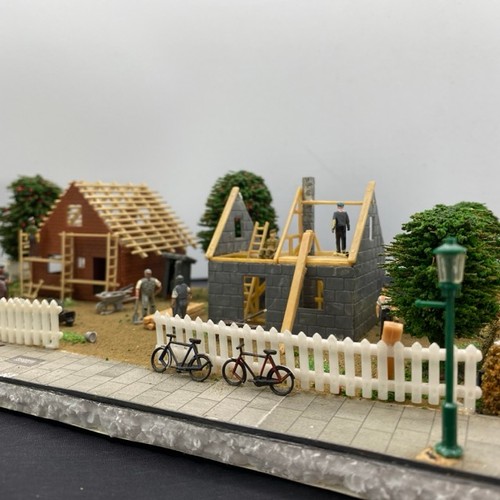 196 - Diorama 'NIMBY' depicting suburban street scene with house and new build next door (1/76 scale), 55x... 