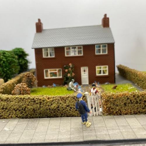 196 - Diorama 'NIMBY' depicting suburban street scene with house and new build next door (1/76 scale), 55x... 