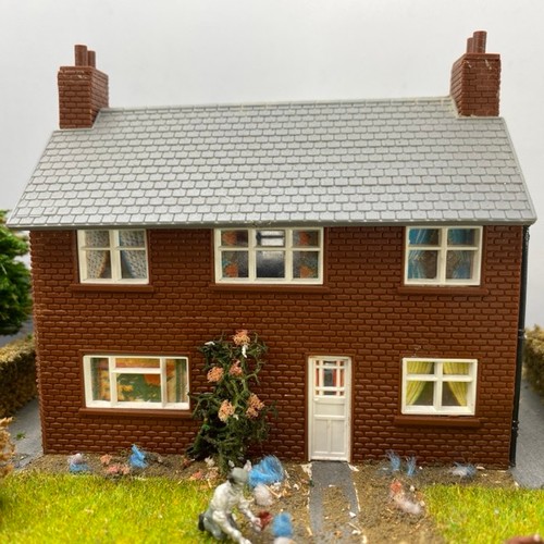 196 - Diorama 'NIMBY' depicting suburban street scene with house and new build next door (1/76 scale), 55x... 