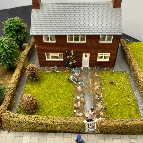 196 - Diorama 'NIMBY' depicting suburban street scene with house and new build next door (1/76 scale), 55x... 